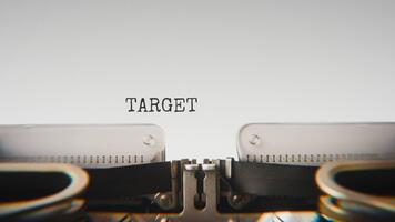 antiguo mecánico máquina de escribir mecanografía objetivo situado en un cerca arriba vista, con metal letras sorprendentes el blanco papel. video