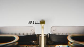 vecchio meccanico macchina da scrivere digitando abilità edificio nel un' vicino su Visualizza, con metallo lettere Impressionante il bianca carta. video