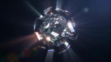 un giratorio cristalino estructura refracta radiante vigas a través de sus facetado superficie, creando cambiando patrones de reluciente ligero ese formar un fascinante resumen objeto lleno con luminoso profundidad video