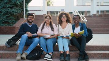 olika grupp av universitet studenter leende på campus steg video