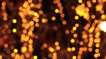 en värma, vibrerande abstrakt bakgrund terar tät, cirkulär gyllene orange bokeh lampor. de belysning från dekorativ sträng lampor skapar en fascinerande blinkande effekt video