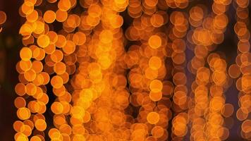 vibrerande abstrakt bakgrund terar tät, cirkulär gyllene orange bokeh lampor. de belysning från dekorativ sträng lampor skapar en fascinerande blinkande effekt video