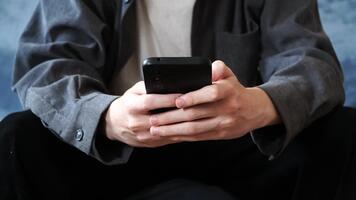 handen, typen en Mens met telefoon, dichtbij omhoog en Aan sociaal media voor gesprek, aansluiten en sms'en. video