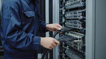 qualificato tecnico collegamento server cavi, garantendo senza soluzione di continuità dati flusso e Rete prestazione nel un' moderno dati centro. video