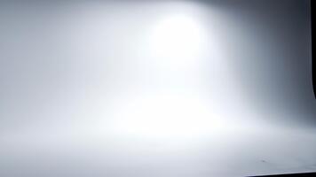 ljus naturlig ljus strömning genom fönster skapande mjuk lugna atmosfär video