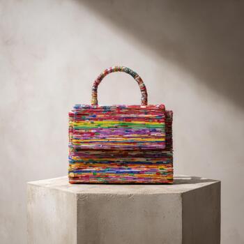 hecho a mano vistoso tejido bolso desplegado en brillante estudio ligero foto