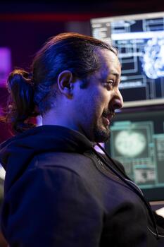 hacker utilizando máquina aprendizaje en computadora a descanso dentro sistemas y acceso restringido datos. pícaro programador a escritorio utilizando neural redes y vpn en oscuro web a robar sensible información foto