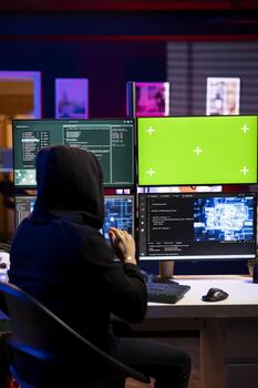 pícaro técnico usos ai en verde pantalla ordenador personal a desarrollar cero día explotar indetectable por antivirus encapuchado hacker usos Bosquejo computadora y artificial inteligencia a construir guión haciendo datos minería foto