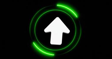 dynamisk vit pil stigande inom lysande grön cirklar på svart bakgrund, symboliserar framsteg och tillväxt i en digital epok. video