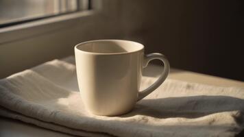 morgon- solljus strömning genom en fönster försiktigt uppvärmningen en ångande råna av kaffe och skapande en fredlig lugnande atmosfär med mjuk värme och lugn naturlig ljus video