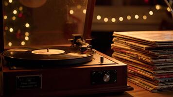 en spela in spelare sitter på en tabell med en stack av uppgifter video