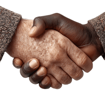 vielfältig Handschlag zwischen Hände mit anders Haut Töne und texturiert Ärmel. symbolisieren Einheit png