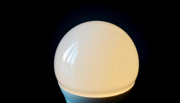 iluminado blanco ligero bulbo con suave resplandor en negro antecedentes foto