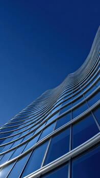 moderno edificio diseño vitrinas reflexiones en contra un claro azul cielo foto