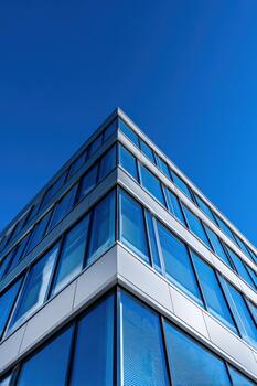 moderno vaso edificio en contra un claro azul cielo en un urbano ajuste foto