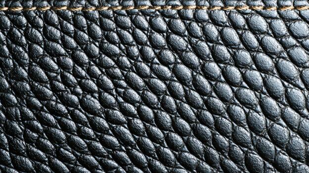 de cerca ver de texturizado negro cuero exhibiendo único patrones y detalles foto