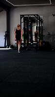 donna esegue forza formazione esercizi nel un' Palestra studio con messa a fuoco su tecnica e modulo durante un' allenarsi sessione video