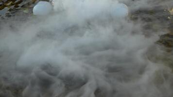 dimmig landskap med mjuk dimma rullande över jord med glimtar av ljus och skuggor i naturlig miljö, skapande eterisk atmosfär video