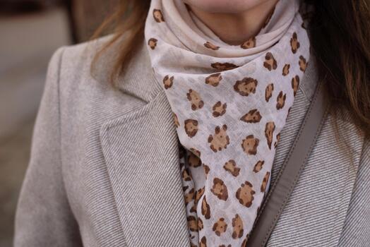 elegante beige Saco con leopardo impresión bufanda y minimalista detalles. de cerca ver de un elegante beige Saco complementado por de moda leopardo impresión bufanda, el neutral tonos y elegante estilo foto