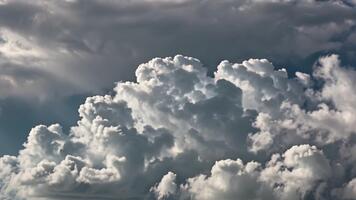 vertikalt stigande rök fångad i långsam rörelse, isolerat på svart, formning en felfri kontinuerlig slinga med realistisk atmosfär video