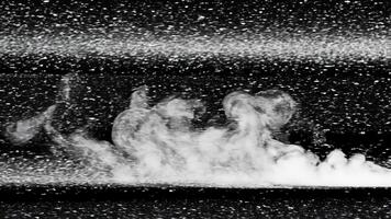 resumen digital estático ruido, negro antecedentes con blanco puntos y horizontal líneas, falla arte, computadora pantalla Funcionamiento defectuoso, oscuro pixelación, electrónico disturbio 4k video