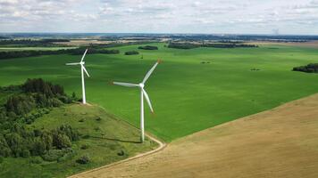 topp se av väderkvarnar stående i en fält under de dag till generera elektricitet i ett miljömässigt vänlig sätt. Vitryssland video
