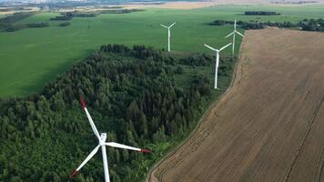 topp se av väderkvarnar stående i en fält under de dag till generera elektricitet i ett miljömässigt vänlig sätt. video