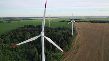 topp se av väderkvarnar stående i en fält till generera elektricitet i ett miljömässigt vänlig sätt. Vitryssland video