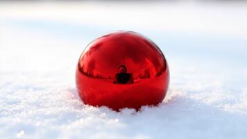 röd prydnad vilar på en mjuk lager av vit gnistrande snö video