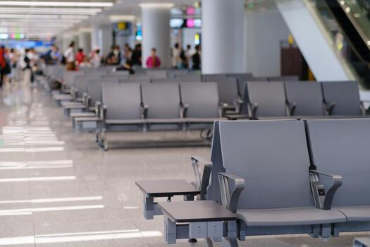 esperando zona con vacío asientos en moderno aeropuerto terminal durante mediodía, reflejando calma atmósfera y organizado diseño para viajeros y visitantes, foto