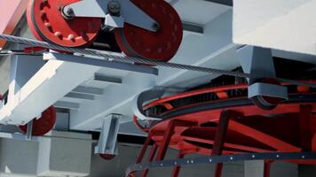 cavo sistema guide movimento, mostrando strutturale dettaglio e panoramico mobilità. puleggia ruota con liscio ritmo e viaggio sostegno. concetto di turismo infrastruttura come invisibile architettura. video