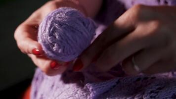 filo impacchi in sfera, mostrando fibra movimento e preciso gesto. femmina mani guida Materiale con cura. concetto di tattile impostare come fondazione per fatto a mano tessile. video