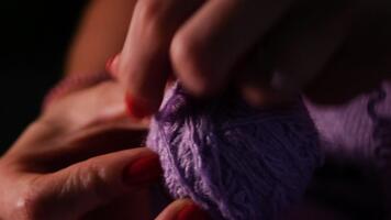 filato le forme palla nel telaio, mostrando ritmico movimento e focalizzata interazione. mani mossa con calma precisione. concetto di visivo narrativa come riflessione di mestiere stile di vita. video