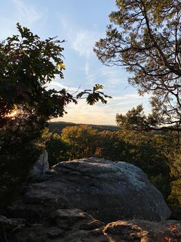 noche ver desde un rocoso pasar por alto a jardín de el Dioses en Colorado muelles con arboles y horizonte foto