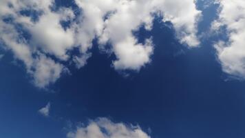 soffice bianca nuvole edificio nel il cielo. Presto movimento tempo periodo di il estate stagione luminosa cielo fondale con bellissimo nuvole. video