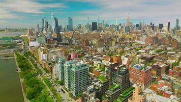 zonnig nieuw york kwartalen met verschillend architectuur. antenne visie van metropolis met wolkenkrabbers Bij achtergrond. video