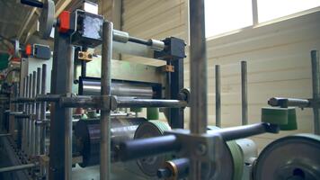 attrezzatura con multiplo rulli di diverso larghezza. Aste ruotare e mossa il legname bar ulteriore. porta produzione azienda. video