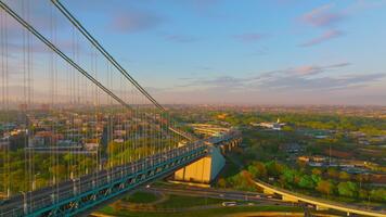 bro med upptagen trafik ledande till bronx. grön del av de stad i de strålar av miljö Sol. topp se. video