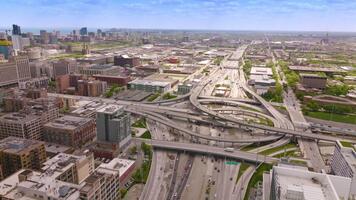 väg slingor och korsningar med flera olika bilar rör på sig längs. låg arkitektur av chicago stad. antenn se. video