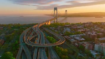 komplicerad systemet av vägar ledande till troggar nacke bro. imponerande bro strukturera i de strålar av miljö Sol. video