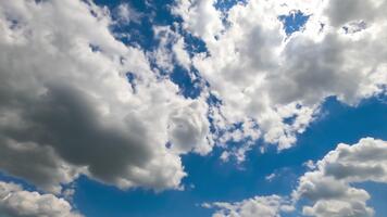Cloudscape formazione nel il atmosfera. sorprendente lasso di tempo di bianca soffice nuvole in movimento dolcemente su il cielo e il sole splendente sopra il nuvole con bellissimo raggi. video