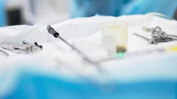 instrumentos e Ferramentas preparado para cirurgia. dispositivos às a mesa fechar acima. borrado primeiro plano transforma para dentro borrado pano de fundo. video