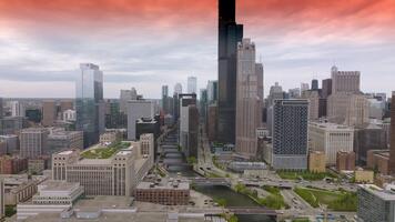 transporte tráfego em a estradas do ocupado Chicago às dia. lindo arranha-céus imponente sobre a ruas do metrópole. topo visualizar. video