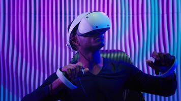 afrikansk amerikan man arbetssätt med vr teknologi framtida innovation i trogen neon rum cyberpunk gamer manlig kille i cyber futurism service använder sig av virtuell verklighet metavers med styrenheter utvecklande video