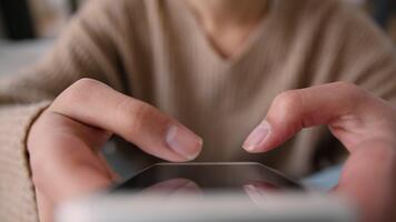 oigenkännlig kvinna flicka Beroende webb användare kvinna händer innehav mobil telefon digital app pekskärm visa fingrar glidning Sök internet rullning bläddring uppkopplad Lagra skriver smartphone skärm video