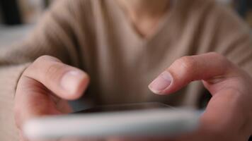 pov ponto do Visão tocante tela Móvel telefone mãos fechar acima digitando rolagem gadget viciado fêmea menina do utilizador influenciador segurando deslizante com dedos usando Smartphone Internet vício social meios de comunicação video