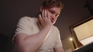 cansado jovem artista ou desenhador experimentando uma criativo bloquear, sentindo-me estressado e ansioso, então achando inspiração e começando para desenhar com uma caneta em uma digital tábua às dele escrivaninha video