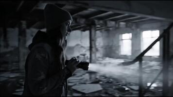 un' palmare telecamera segue un' persona lettura un abbandonato edificio con un' torcia elettrica. video