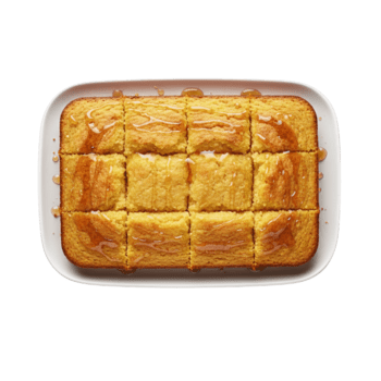 alto Visualizza di dolce miele pane di mais fette piovigginato con miele su un' bianca rettangolare piatto isolato su un' trasparente sfondo png