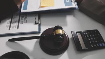 en domarens klubban på en skrivbord med en kalkylator och papper video